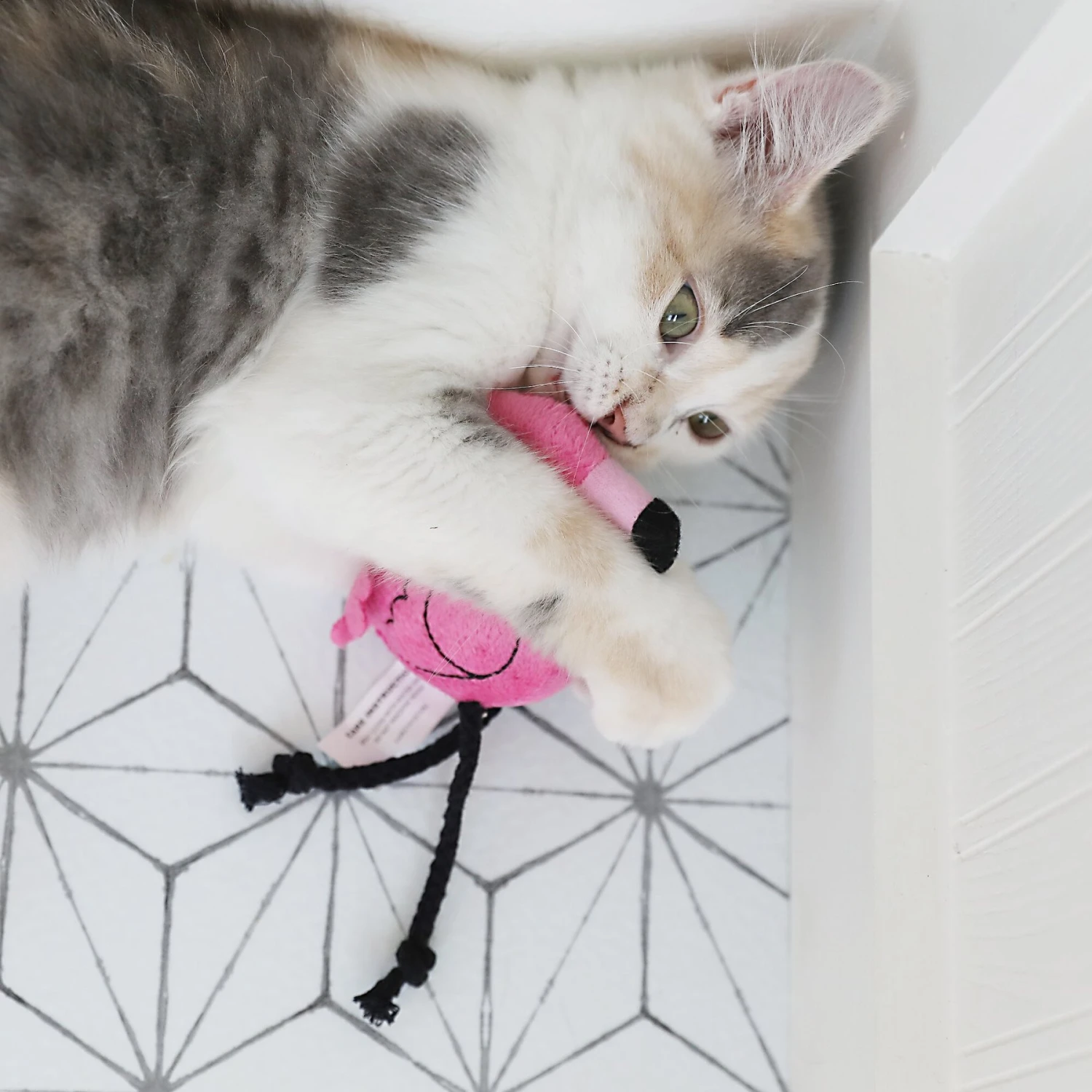 Mad Cat Flingin' Flamingo Catnip & Silvervine Cat Toy - Image 4