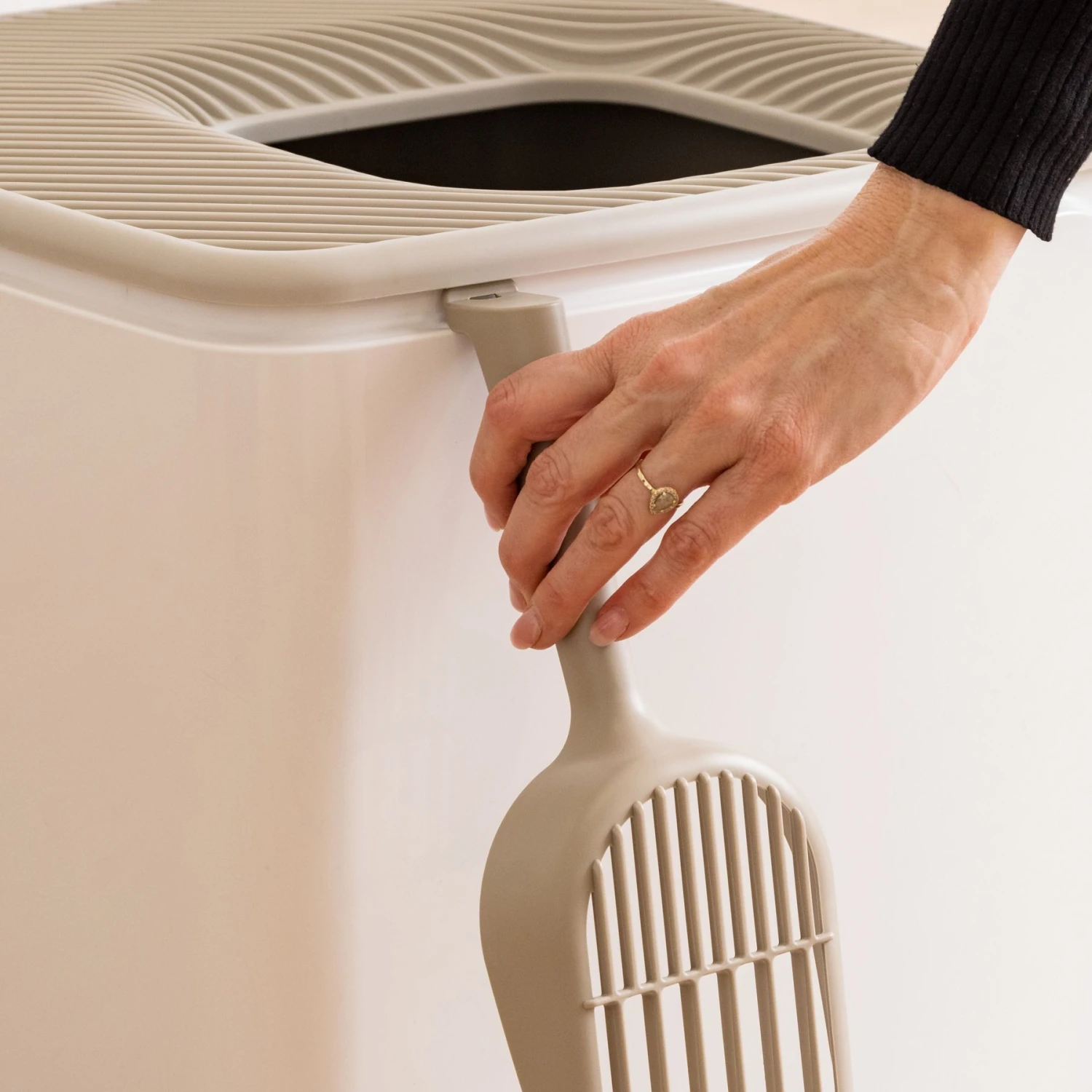 IRIS USA Premium Square Top Entry Cat Litter Box With Scoop, White & Gray, Large - Image 8